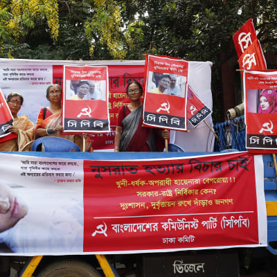 Mielenosoitus Dhakassa 20. huhtikuuta. 