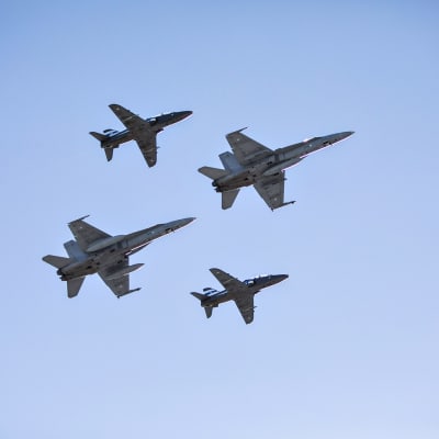 Kuvassa kaksi F/A-18 Hornet -monitoimihävittäjää ja kaksi Hawk-suihkuharjoituskonetta Tikkakosken varuskunnan taivaalla 1. huhtikuuta 2019.