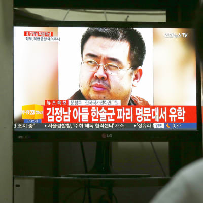 Eteläkorealaismies katselee televisiosta uutisointia Pohjois-Korean johtajan Kim Jong-unin velipuolen Kim Jong-namin murhasta helmikuussa 2017.