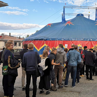 Ihmiset jonottavat Sodankylän elokuvajuhlilla isoon telttaan elokuvanäytökseen.