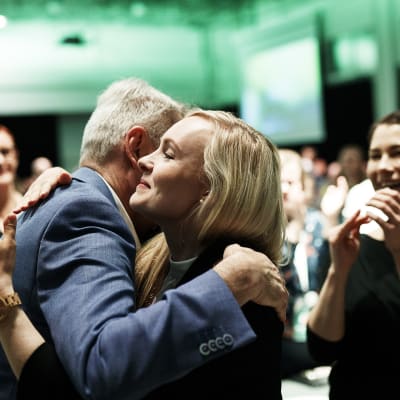Vihreiden väistyvä puheenjohtaja Pekka Haavisto onnittelee uudeksi puheenjohtajaksi valittua Maria Ohisaloa