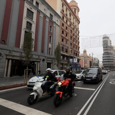 Ajoneuvoja kadulla Madridin keskustassa.