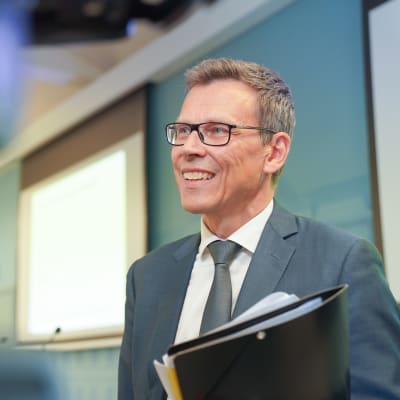 Uuden ennusteen esitteli ministeriön ylijohtaja Mikko Spolander.