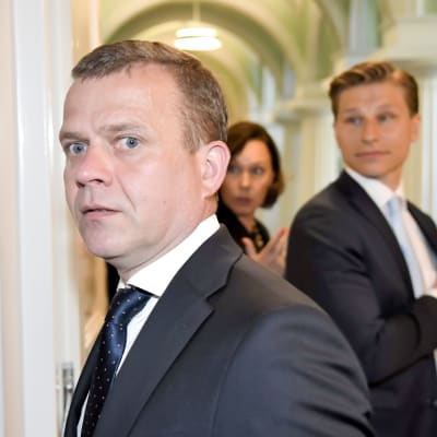 Väistyvän hallituksen ministerit Petteri Orpo (vas.), Anne-Mari Virolainen ja Antti Häkkänen poistuivat presidentin esittelystä Helsingissä 6. kesäkuuta.
