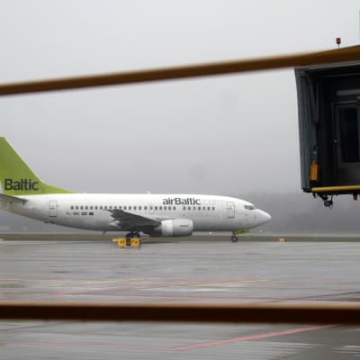 airBalticin lentokone kotikentällään Riikassa.