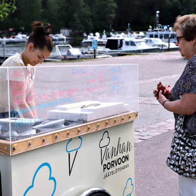 16-vuotias Aliisa Laakso tekee jäätelöpalloa Ritva Oksaselle
