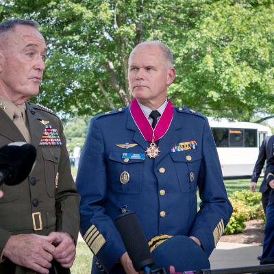 Yhdysvaltain aselajineuvoston puheenjohtaja Joseph F. Dunford kiitti puolustusvoimain komentaja Jarmo Lindbergiä pitkästä yhteistyöstä.
