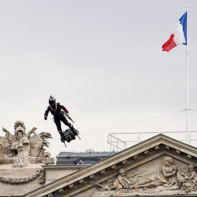 Franky Zapata esittelee yhtiönsä lentolaitetta Ranskan kansallispäivän paraatissa Pariisissa.
