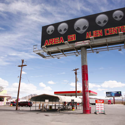 Kyltti jossa lukee Area 51 Alien center