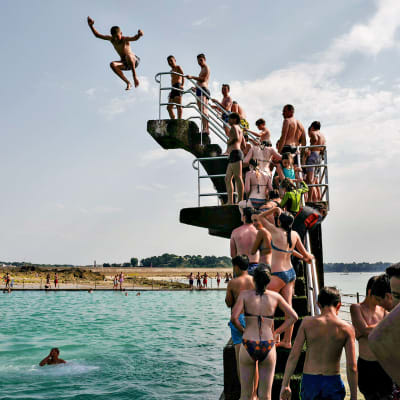 Nuoret hyppäävät meriveteen Saint-Malon kaupungissa, joka sijaitsee Ranskan luoteisosassa.