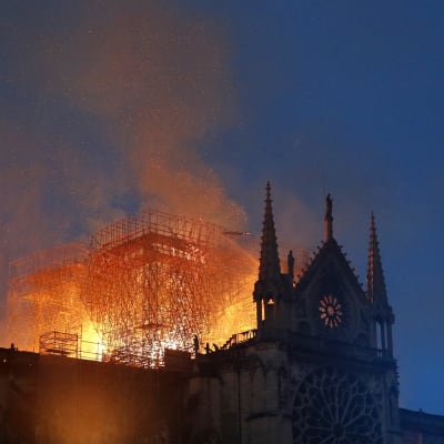 Liekit tuhosivat pahoin Notre Damen kattoa 15. huhtikuuta syttyneessä tulipalossa. 