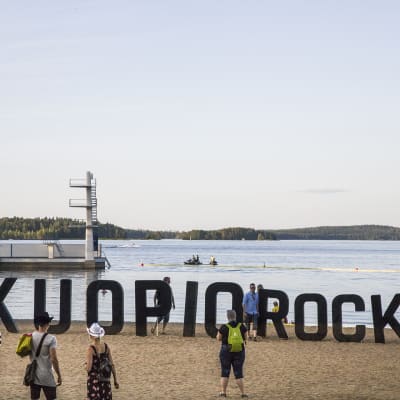 Väinölänniemen uimaranta, jossa iso Kuopiorock -kirjainkyltti.