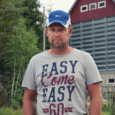 Tom Jansson framför en rödmålad silo.