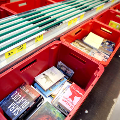 Kirjoja laatikoissa kaupunginkirjaston logistiikkayksikössä Pasilassa.