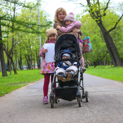 Antonina Jelisejeva kolmen lapsensa kanssa puistossa.