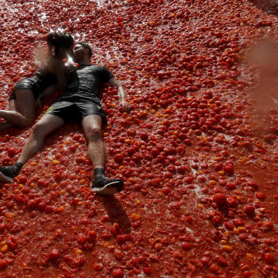 Pariskunta suuteli tomaattimeressä Tomatina-festivaalilla Pietarissa 18. elokuuta.