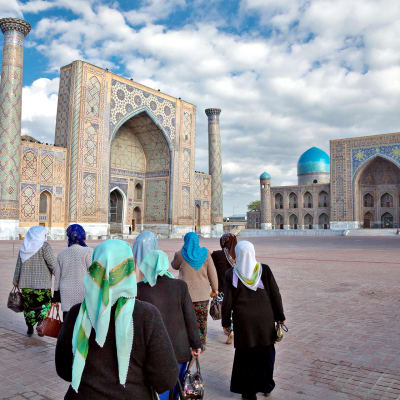 Ihmisiä Samarkandin kaupungissa Uzbekistanissa.