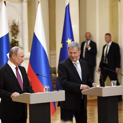 Presidentit Putin ja Niinistö tiedotustilaisuudessa Presidentinlinnassa.