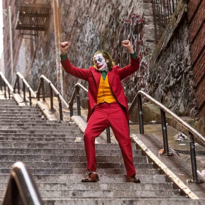 Joaquin Phoenix näyttelee Jokeria.