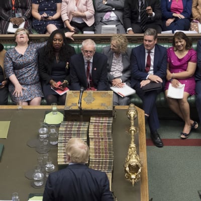 Jeremy Corbyn, Boris Johnson ja useita muita parlamentaarikkoja istuntosalissa.