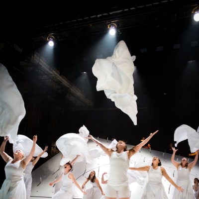 ur kalevalaproduktionen på ÅST: en massa vitklädda kvinnor kastar upp vita tygstycken på scen