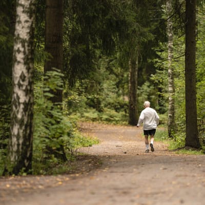 Juoksija lenkillä.