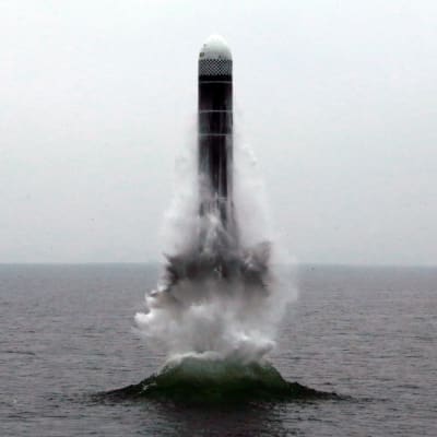 Pohjois-Korean valtiollisen median julkaisema kuva sukellusveneestä laukaistusta ballistisesta ohjuksesta.