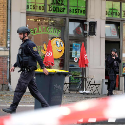 Poliisit turvaavat aluetta ampumapaikalla Hallen kaupungissa 9. lokakuuta.
