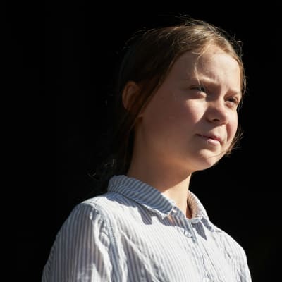Greta Thunberg tummalla taustalla