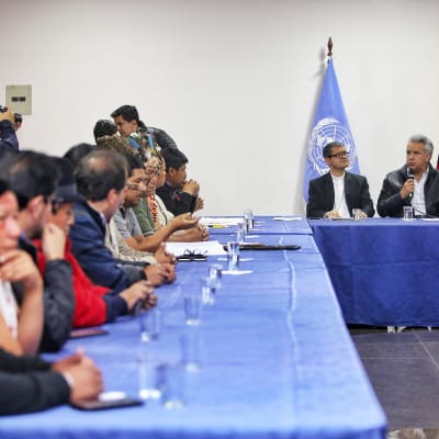 Alkuperäiskansojen johtajia ja presidentti Moreno pöydän ääressä.