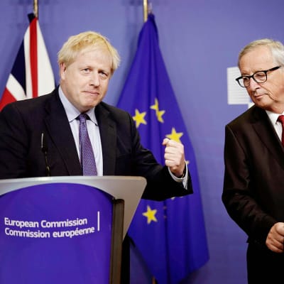 Boris Johnson ja Jean-Claude Juncker EU:n huippukokouksen tiedotustilaisuudessa. 