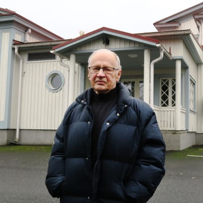 Matti Pellinen taustalla Laulutalo