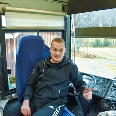 Olli Hirvonen myymäläautonsa ratissa.