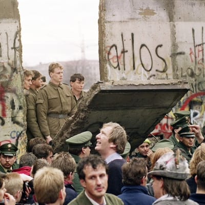 Berliinin muuri murtuu 11. marraskuuta 1989.