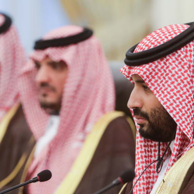 Washington Postin tietojen mukaan syytteessä olevat miehet saivat tietoja Saudi-Arabian kruununprinssiltä Mohammed bin Salmanilta (oik.).