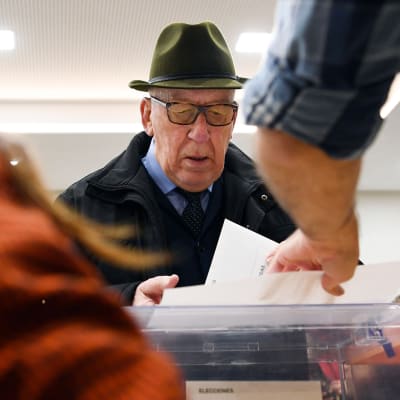 Mies äänestämässä Madridissa 10. marraskuuta.