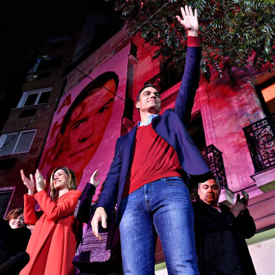 PSOE-puolueen Pedro Sánchez tervehti kannattajiaan Madridissa sunnuntai-iltana 10. marraskuuta 2019.
