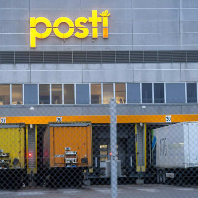 Lastauslaitureita Postin logistiikkakeskuksessa Vantaalla.