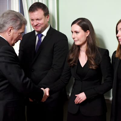 Presidentti Niinistö Kättelee Sanna Marinia.