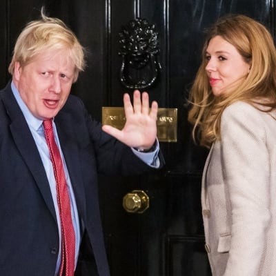 Pääministeri Boris Johnson ja Carrie Symonds palaamassa vaalivalvojaisista Downing Streetille.