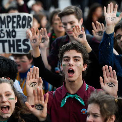Ihmiset osoittivat mieltään ilmaston suojelemisen puolesta YK:n ilmastokokouksen COP25 yhteydessä Madridissa 13. joulukuuta. 