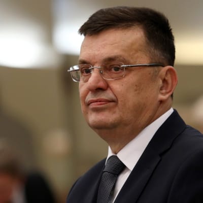Bosnia-Hertsegovinan uusi pääministeri Zoran Tegeltija parlamentin istunnossa Sarajevossa 5. joulukuuta.