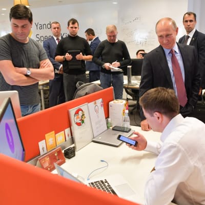 Arkistokuva. Venäjän presidentti Vladimir Putin vieraili venäläisen tietotekniikkajätin Yandexin toimistolla Moskovassa syyskuussa 2017.
