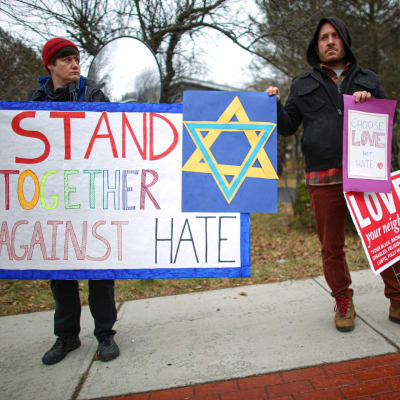 Ihmisiä osoittamassa tukea lähellä rabbin kotia, johon puukkomies iski Monseyssä, New Yorkin osavaltiossa.