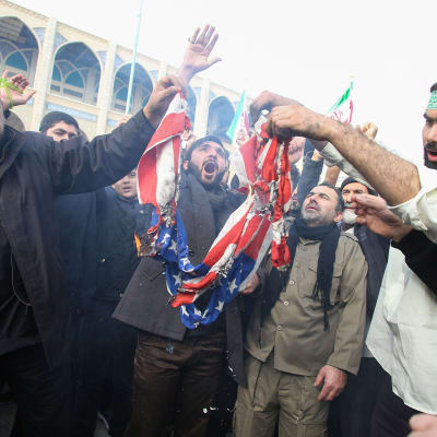 Iranilaiset osoittivat mieltään Yhdysvaltoja vastaan Teheranissa 3. tammikuuta.