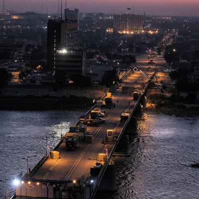 Jumhuriyahin silta erottaa Tahririn aukion tarkasti vartioidusta vihreästä vyöhykkeestä, jolla sijaitsee esimerkiksi suurlähetystöjä.