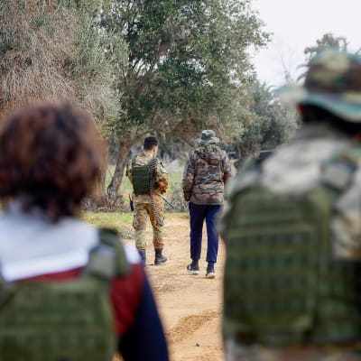 Libyan hallituksen taistelijoita partioimassa Tripolin eteläpuolella 12. tammikuuta.