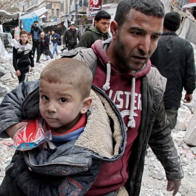 Syyrialaispoika evakuoitiin Arihan kaupungissa 15. tammikuuta.
