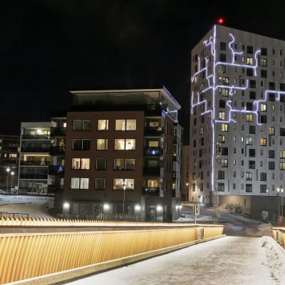 Suomen korkein puukerrostalo iltavalaistuksessa joulukuussa 2019.
