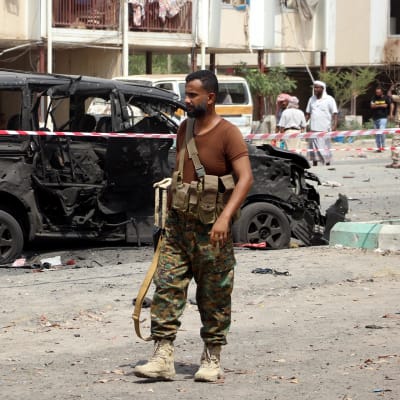 Jemeniläinen sotilas Adenin kaupungissa, jossa tehtiin autopommi-isku elokuussa 2019.